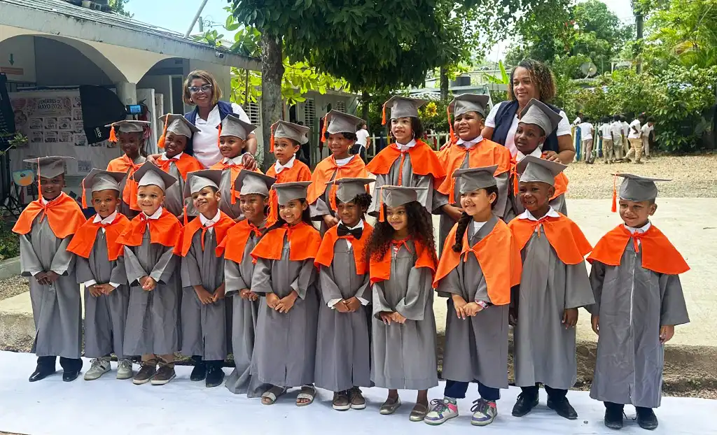 Niños realizando una actividad de lectura en la Dominican Joe Foundation.